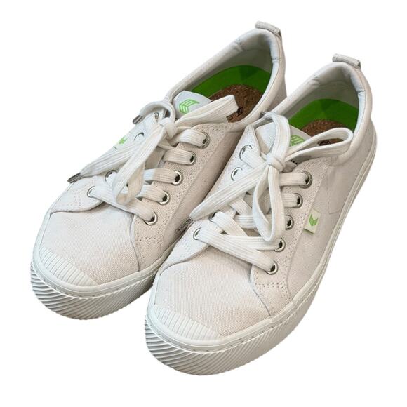 Cariuma Oca Low Sneaker in White - Picture 2 of 9